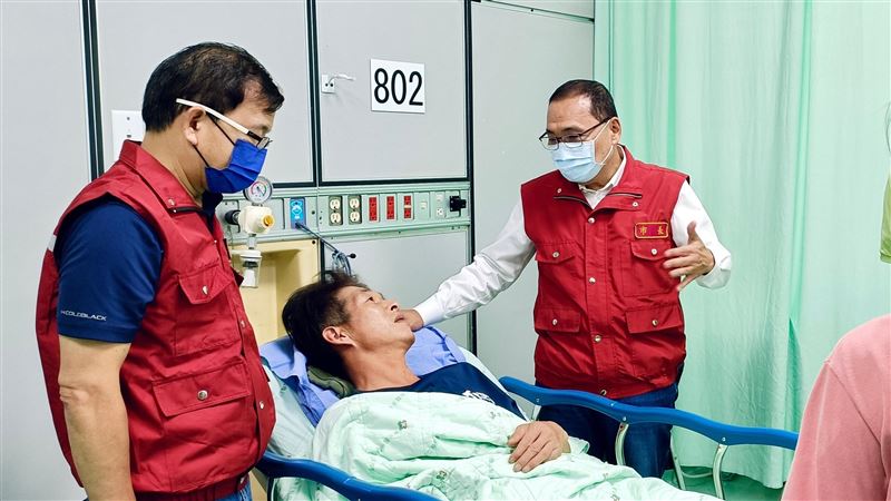 新北里長災後復原遭樹砸傷　侯友宜探視
