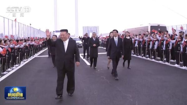金正恩當天經由新鴨綠江大橋造訪中國邊境城市丹東,步履穩健揮手致意。(圖/翻攝央視新聞聯播)