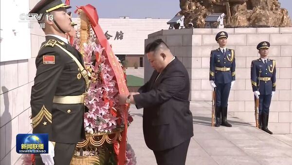 金正恩在王滬寧陪同下前往丹東抗美援朝紀念塔向先烈致意。(圖/翻攝央視新聞聯播)