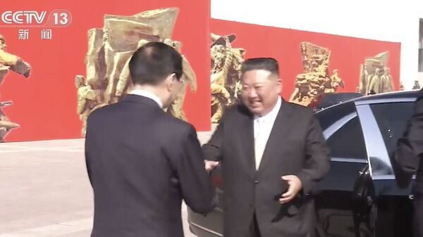 破除猝逝謠言!金正恩攜金與正快閃丹東,王滬寧親自迎接。(圖/翻攝央視新聞聯播)