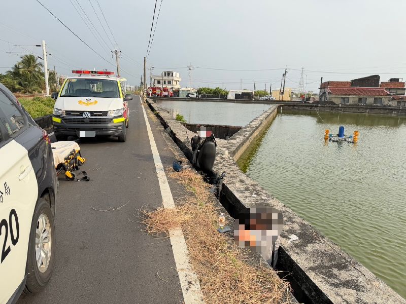 屏東縣張姓員警22日休假期間酒後騎乘機車，在佳冬鄉佳和路段連人帶車摔進水溝，幸僅輕傷。警方24日表示，全案依法辦理、絕不寬貸。（枋寮警分局提供）