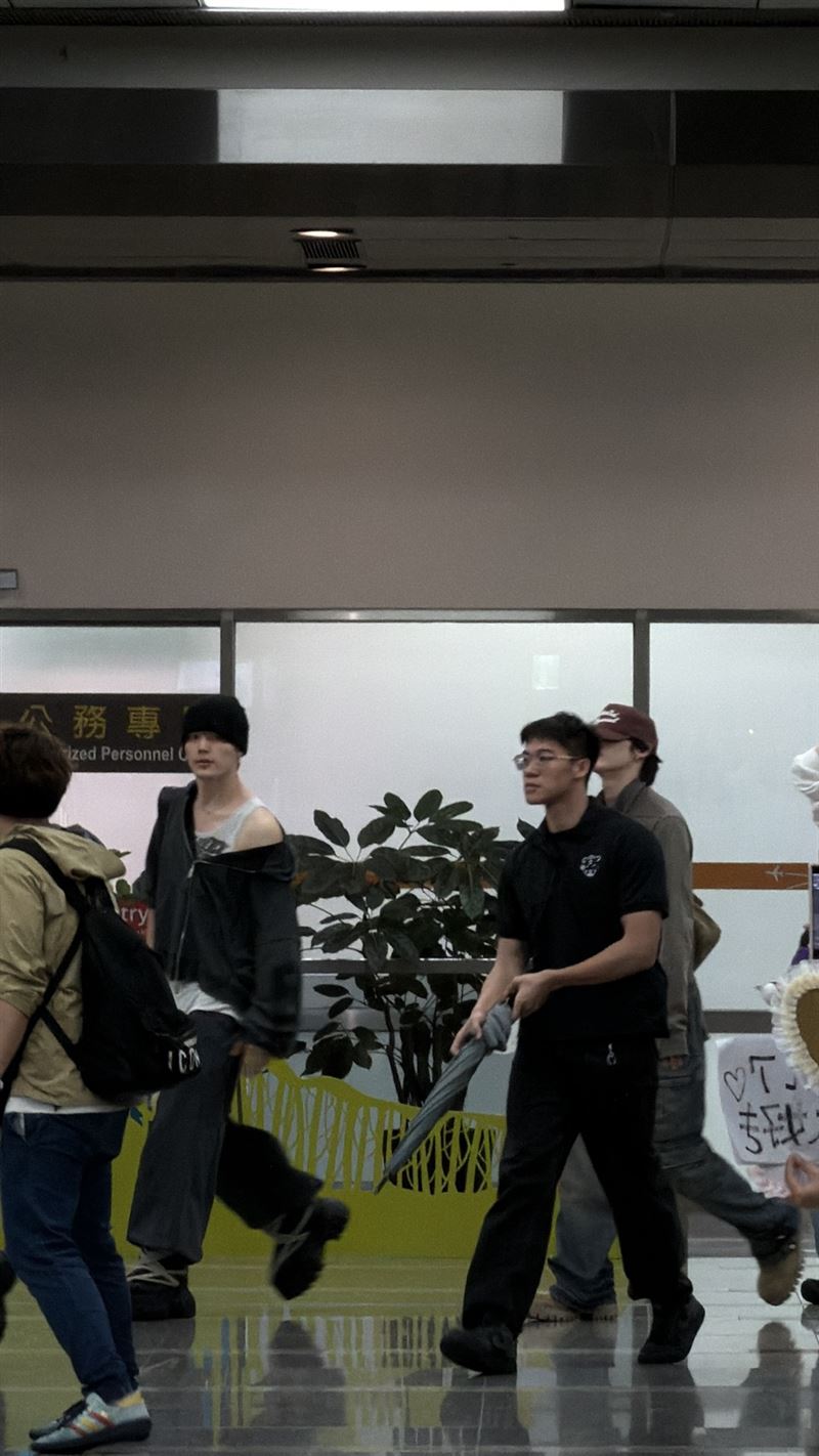 &TEAM抵達台北松山機場。(圖/讀者提供)