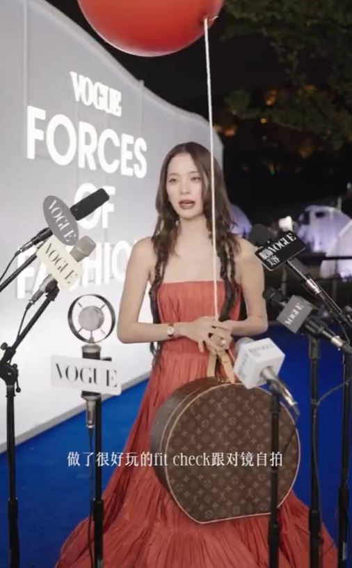 歐陽娜娜在受訪時表示這次的對鏡自拍是自己的提議。(圖/翻攝自微博)