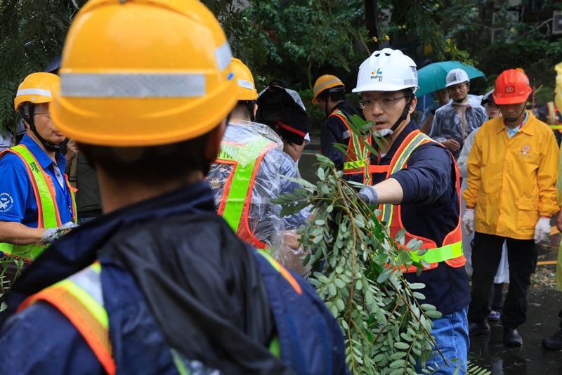 蔣萬安今天到災區勘災時撿樹枝，被網友們揶揄是作秀、擺拍。（翻攝自蔣萬安臉書）