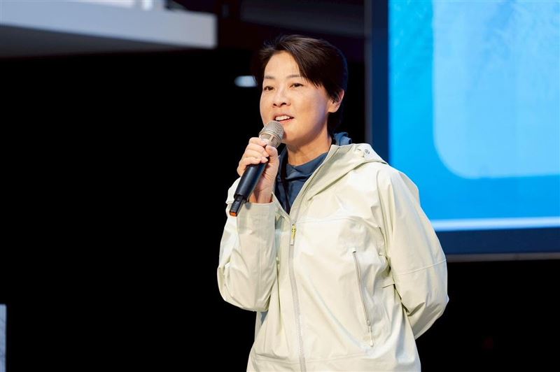 黃珊珊今天特別在臉書po出一張寫著「做自由的自己」的照片，她還有感而發po文。（翻攝自黃珊珊臉書）