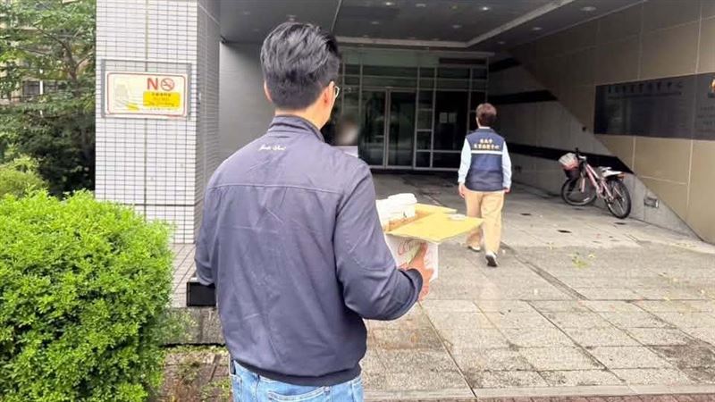 蔣萬安買咖啡、撿樹枝　他見背影照開酸了