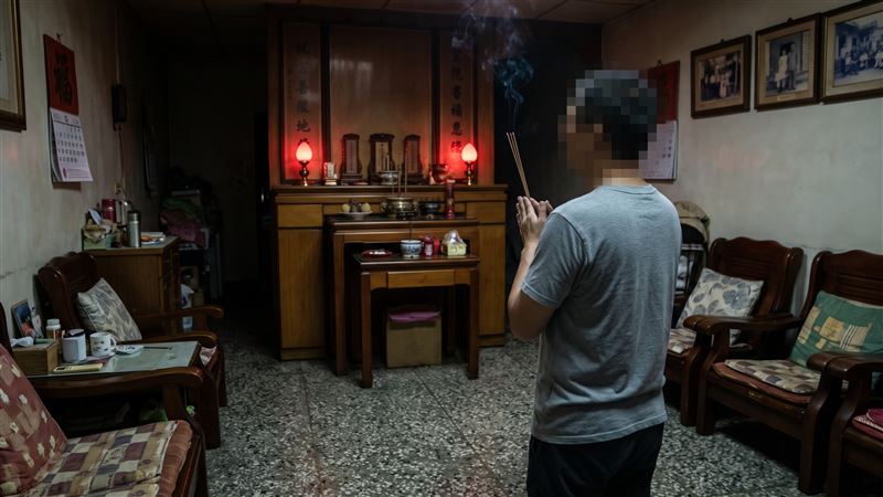 新北市男子自幼由外公、外婆帶大，為了報恩改從母姓，後來卻頻頻遭遇無法解釋的凶險怪事。請示家神，得知是父親家族「倒房」引發祖先不滿。（示意圖／AI製圖）