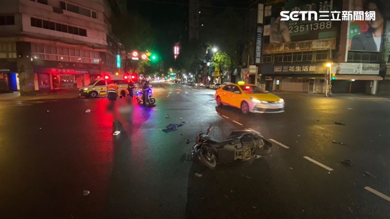 台北市中山區民生東路與中山北路口今天（25日）凌晨發生嚴重事故。（圖／翻攝畫面）