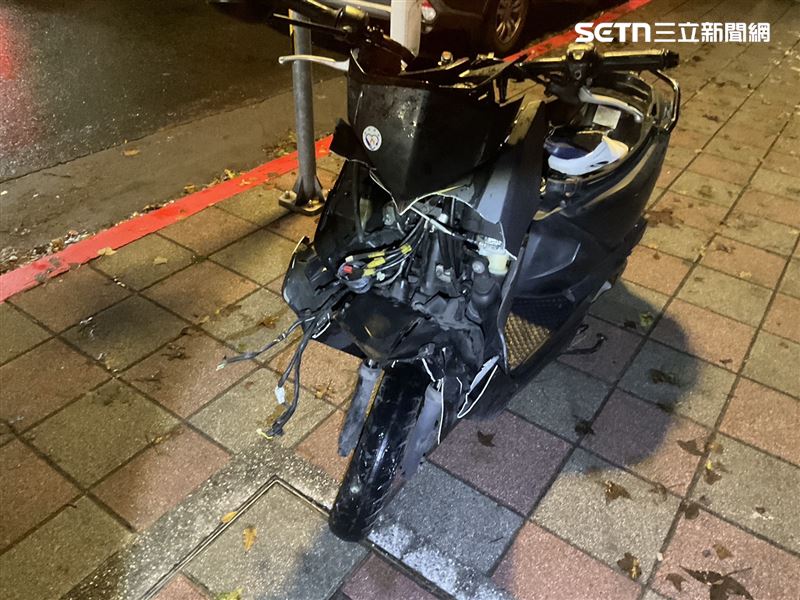 遭撞的騎士機車幾乎淪為廢鐵。（圖／翻攝畫面）