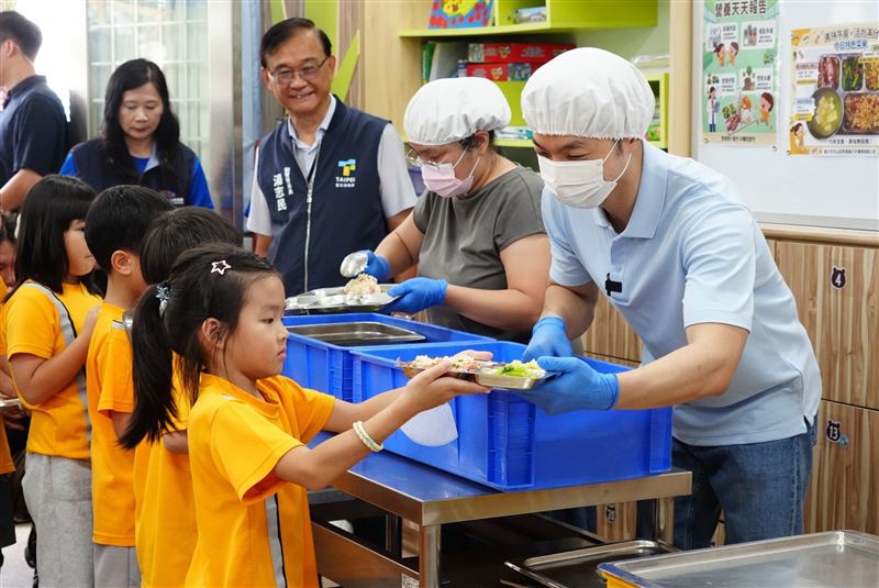 蔣萬安先前也曾經「體驗」跟老師一起幫學生分配營養午餐。(圖/翻攝自台北市政府官網)