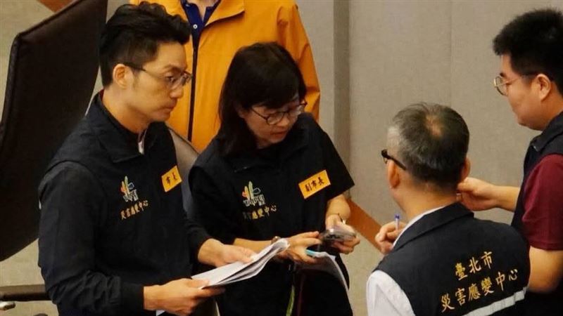 詹為元透露，相信把台北市民放在內心成為心頭肉的蔣萬安市長，也因此晚上都沒怎麼睡，導致隱形眼睛戴不上去，戴眼鏡出現在大家面前。（圖／翻攝自蔣萬安臉書）