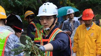 蔣萬安勘災戴眼鏡？前助理曝只有一種情況