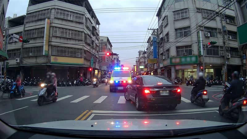 男子去年開車在嘉義市路口等紅燈，遇救護車鳴笛因未「立即」避讓，阻擋約34秒，遭民眾檢舉裁罰3600元、吊銷駕照且1年內不得考領，他提出行政訴訟成功撤單。（示意圖／AI製圖）