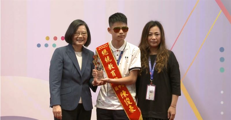 陳俊豪在台南車站演奏鋼琴爆紅，6年前曾獲頒總統教育獎。（圖／取自總統府官網）