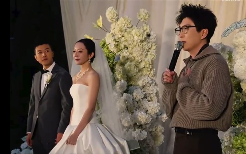 歌手毛不易受邀擔任好友周佳奇婚禮，一席致詞遭批「沒邊界感」。（圖／翻攝自微博）