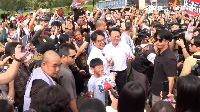台北市長候選人沈伯洋,與新竹市長候選人莊競程踏上「洋流號」