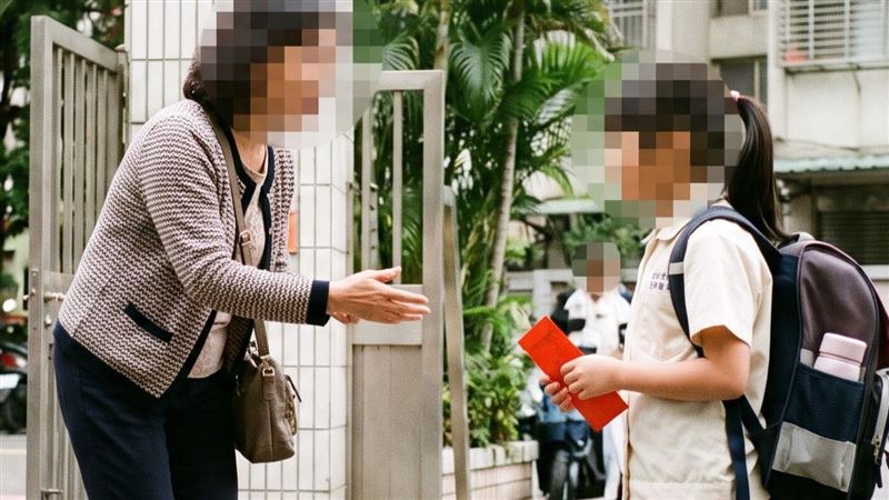 失職母「沒錢吃飯」去學校找女兒討壓歲錢