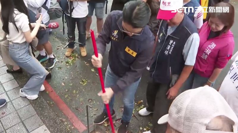 蔣萬安換「掃樹葉」！遇阿嬤暈眩反應曝