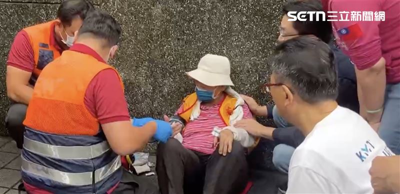 蔣萬安關心身體不適的阿嬤(圖/翻攝畫面)
