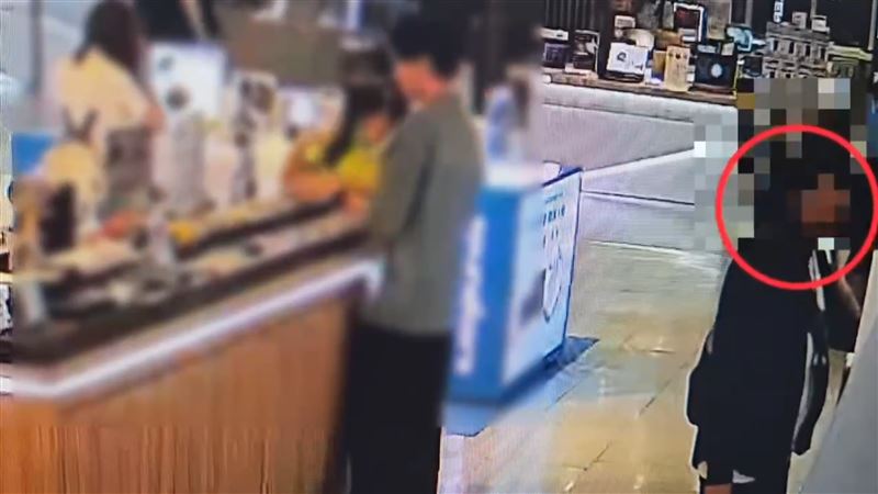 男子利用磁吸功能吸附在手機上,於犯案後離開現場。(圖/翻攝畫面)