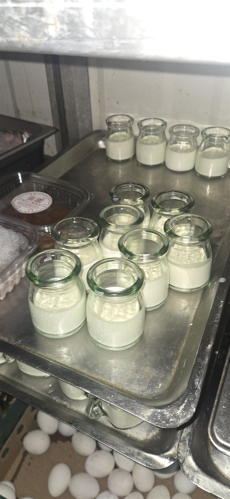 層架上的食物未密封妥善保存。(圖/翻攝自爆料公社公開版)