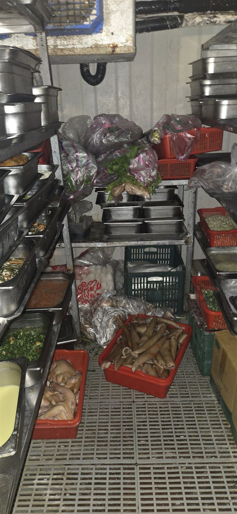 食材裸露擺放,廚房環境更是髒亂。(圖/翻攝自爆料公社公開版)