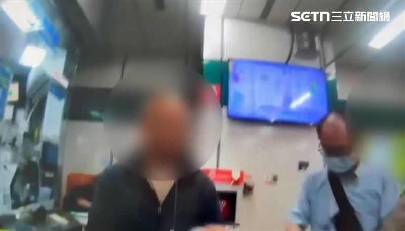 蘇女疑似遭50歲柯男偷拍,警方獲報到場後,檢視柯男手機,確認手機內有偷拍被害人背影照片數張,立即逮捕並查扣手機移送。(圖/翻攝畫面)