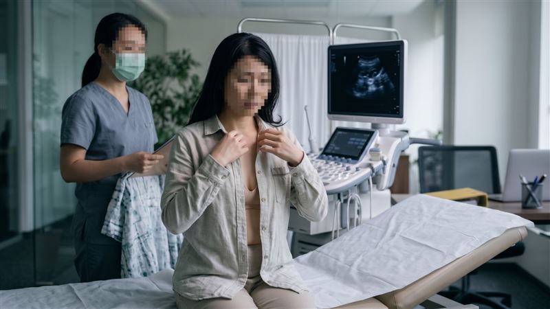 女子向保險公司投保重大疾病終身保險,投保後,隔年才知確診乳癌第二期,聲請理賠遭拒。(示意圖/AI製圖)