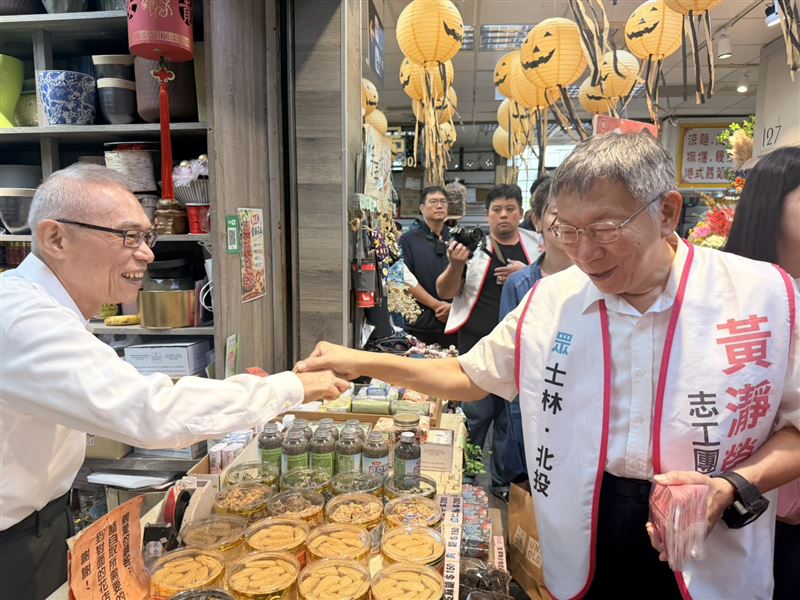 柯文哲陪同黃瀞瑩到士東市場掃街拜票（圖／民眾黨提供）