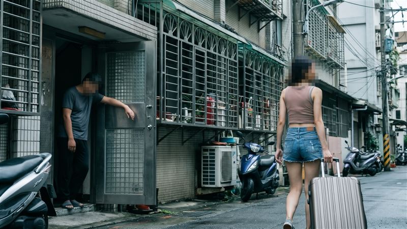 男子25年前與中國大陸籍女子結婚,妻子來台同居不到半年,就偷偷離境返回大陸,此後音訊全無。(示意圖/AI製圖)