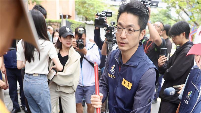 蔣萬安勘災掃地姿勢引熱議　游淑慧這樣說