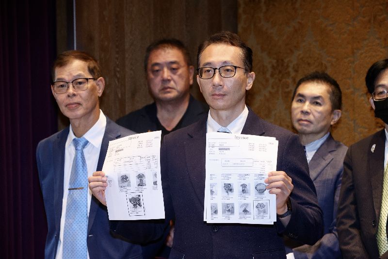 多名僑務委員25日舉辦記者會,針對媒體質疑僑委會以公款買慶生花束,美國僑委陳啟耕出示收據說明,「花是我買的」