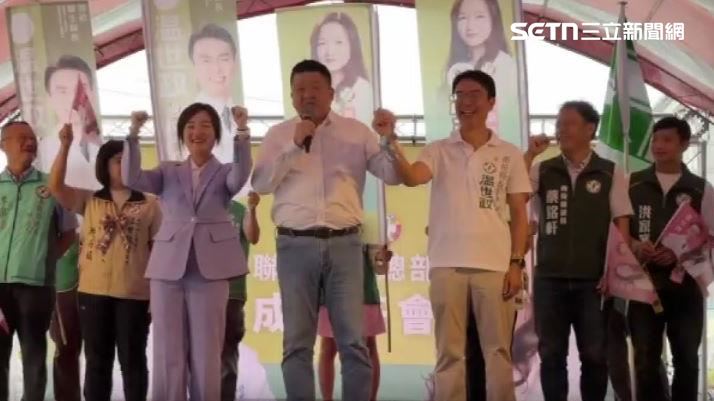 民進黨副秘書長何博文前來力挺南投縣長參選人溫世政,與草屯鎮長參選人張媛婷
