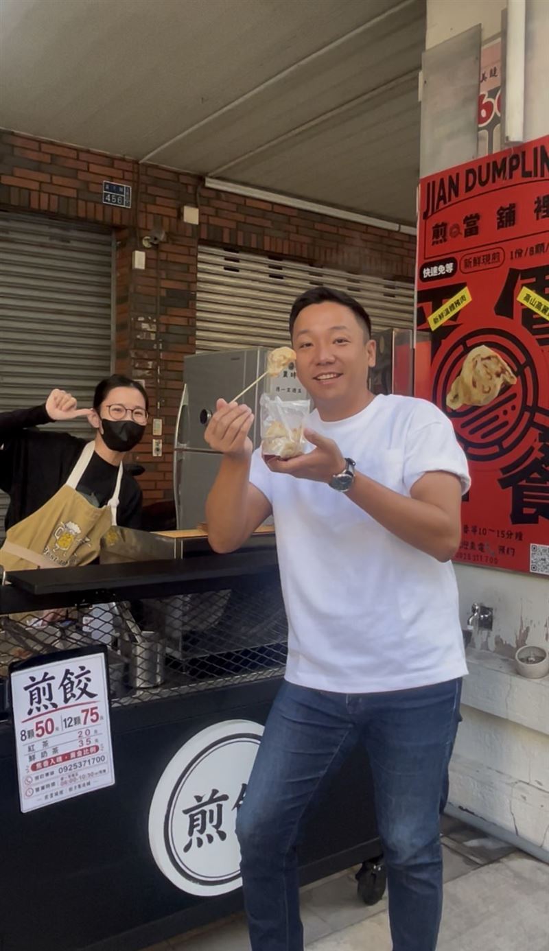 高雄市議員候選人張以理近期在社群平台暴紅,化身「早餐達人」推薦左楠在地美食,在這波「早餐推薦」熱潮中,最受矚目的便是一家在地煎餃店。。(圖/翻攝畫面)