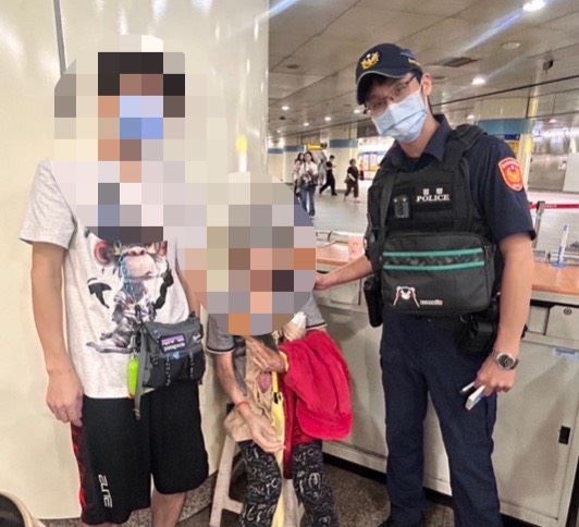 一名8旬婦人欲前往行天宮參拜，於北捷府中站不斷徘徊。（圖／翻攝畫面）
