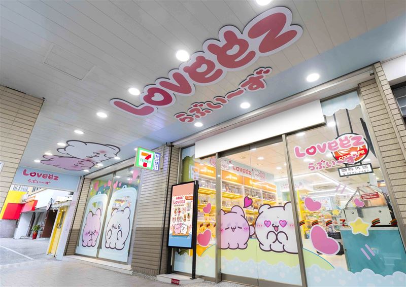 7-ELEVEN打造五間大型主題店，位於圓山捷運站週邊的圓泉門市店內與店外以大片牆面布置角色視覺，並以「情侶10大約會行程」設計野餐、旅行、一起買消夜、享受大自然等多元情境互動。（圖／品牌業者提供）