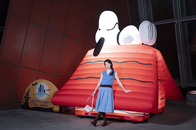 舒華搶先開箱桃園萬聖城與史努比（PEANUTS&trade;）燈飾合影。（圖／桃園市政府觀光旅遊局提供）