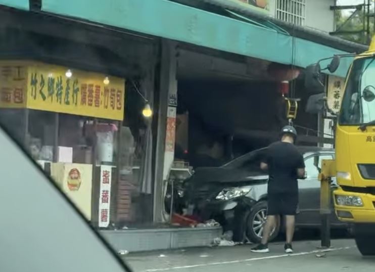 黑色轎車突然暴衝撞進路旁的特產店。（圖／翻攝自Threads @fishon111）