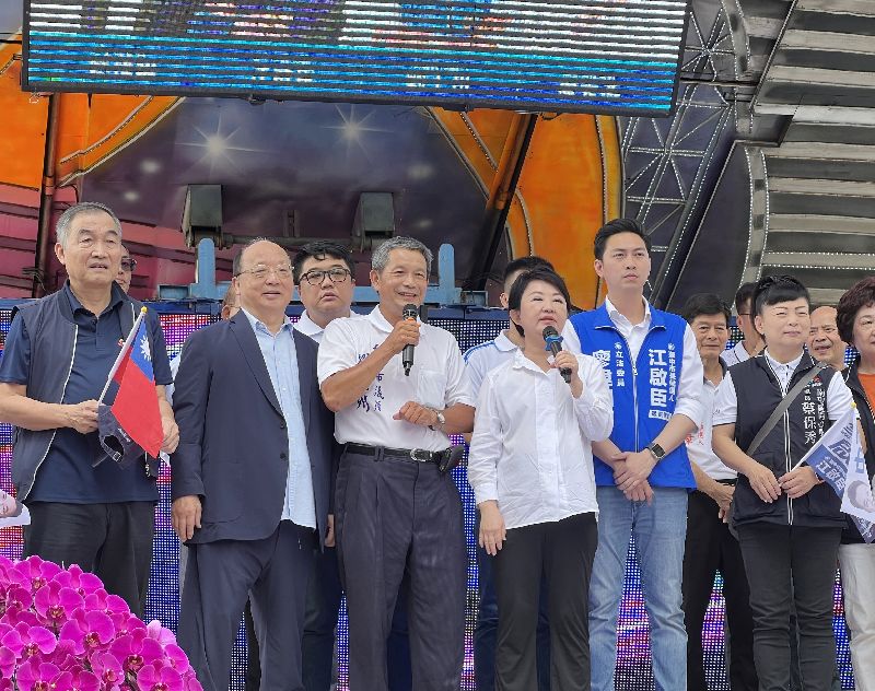 國民黨台中市議員劉士州(前左3)爭取連任,25日在南屯區舉辦競選總部成立大會,台中市長盧秀燕(前右3)站台,現場也安排有獎徵答活動