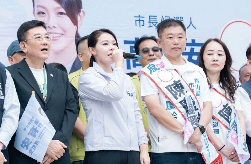 爭取連任的新竹市長高虹安(前左2)25日出席香山後援會與國民黨新竹市議員參選人陳慶齡(前右2)競選總部成立大會,包括國民黨新竹市議會議長許修睿(前左)等人到場支持。(高虹安競選總部提供)