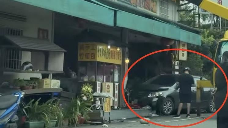 南投轎車暴衝撞進土產店！2店員受傷送醫