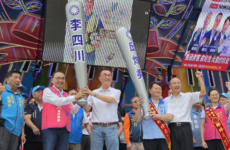 立法院長韓國瑜(右2)、新北市長侯友宜(左2)25日出席國民黨新北市長參選人李四川(左3)、國民黨議員邱烽堯(右3)聯合競選總部成立大會,韓國瑜呼籲大家用選票幫助李四川「苦盡甘來」