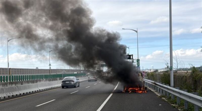 新／國道4火燒車！小貨車陷火海燒成廢鐵