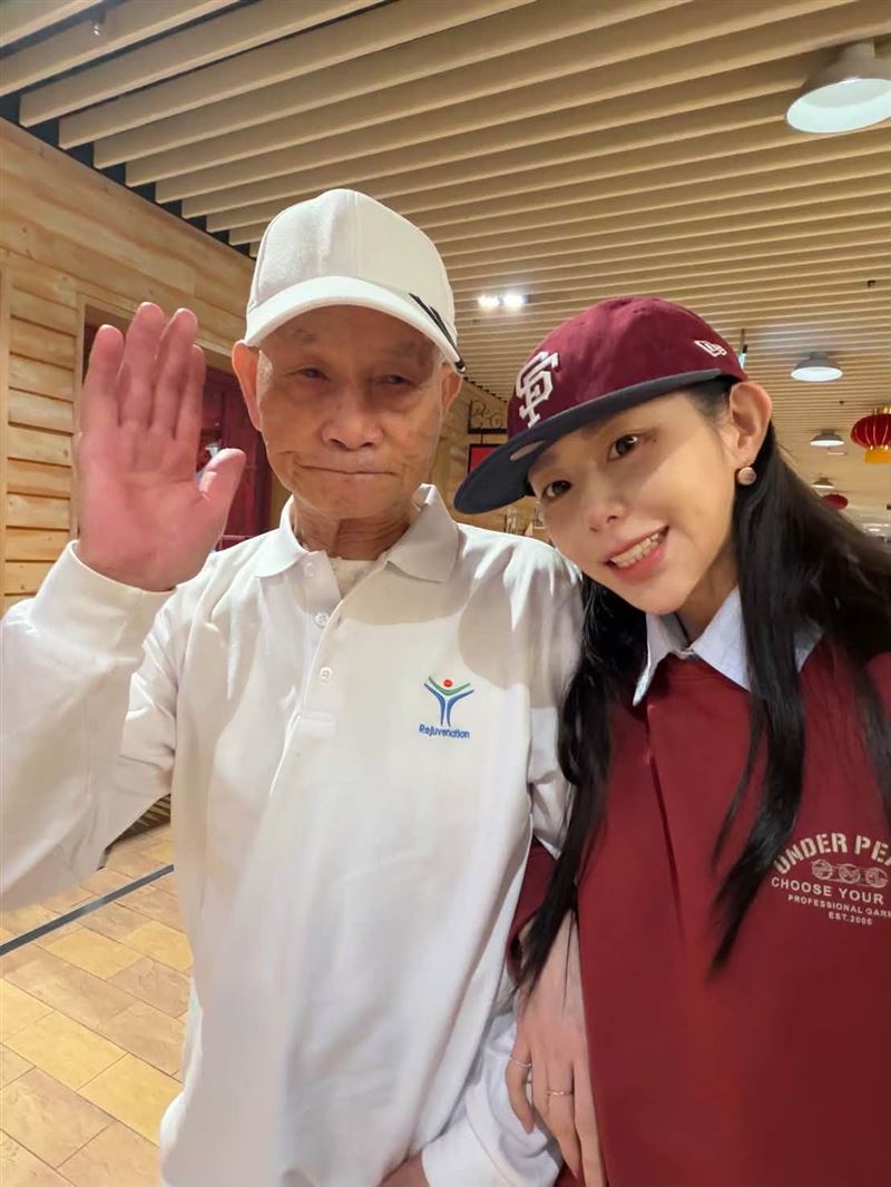 梓梓從小由阿公阿嬤帶大,阿公阿嬤就是她的爸媽。(圖/翻攝自Chloe 董梓甯臉書)