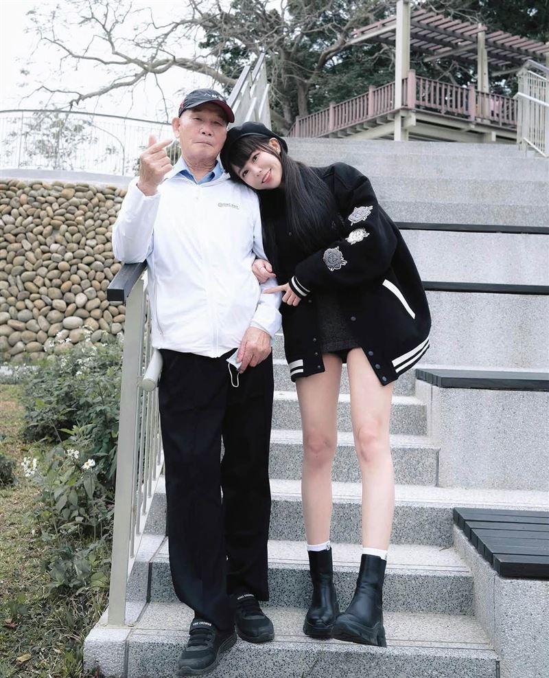 阿公過世,梓梓盼未來有一天再相見。(圖/翻攝自Chloe 董梓甯臉書)