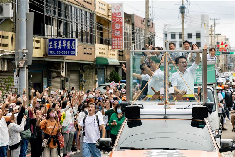 沈伯洋與新竹市長候選人莊競程踏上「洋流號」掃街。（圖／民進黨新竹市黨部提供）