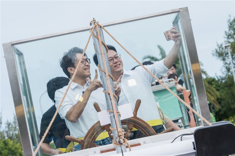 「洋流號」新裝上擋風玻璃。（圖／民進黨新竹市黨部提供）
