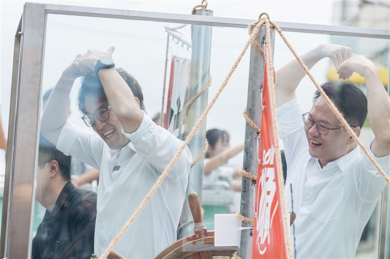 「洋流號」25日首度跨縣市前往新竹，沈伯洋（左）合體新竹市長候選人莊競程。（圖／民進黨新竹市黨部提供）