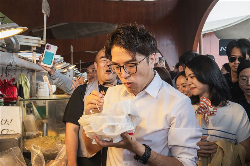 沈伯洋品嚐波光市集的美食。（圖／民進黨新竹市黨部提供）