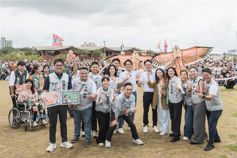 沈伯洋與民進黨新竹市議員候選人合體。（圖／民進黨新竹市黨部提供）